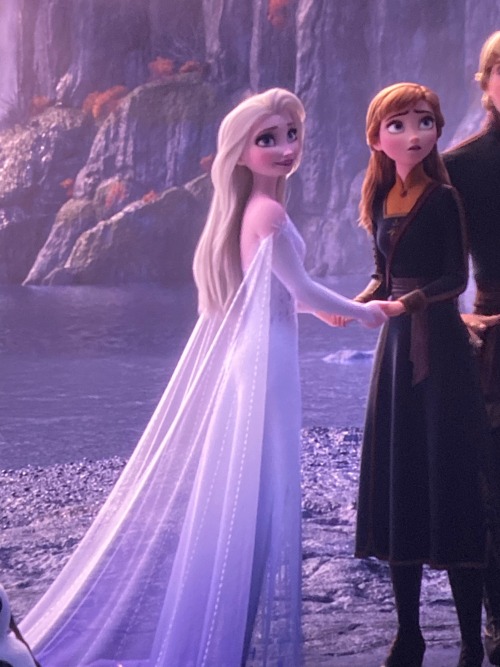 More images with Elsa in her final look as fifth element in Frozen 2 ...