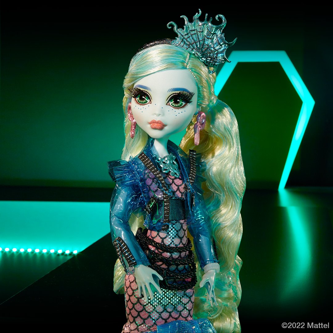  Monster High Frankie Stein Fashion Doll with Blue & Black  Streaked Hair, Signature Look, Accessories & Pet : Toys & Games
