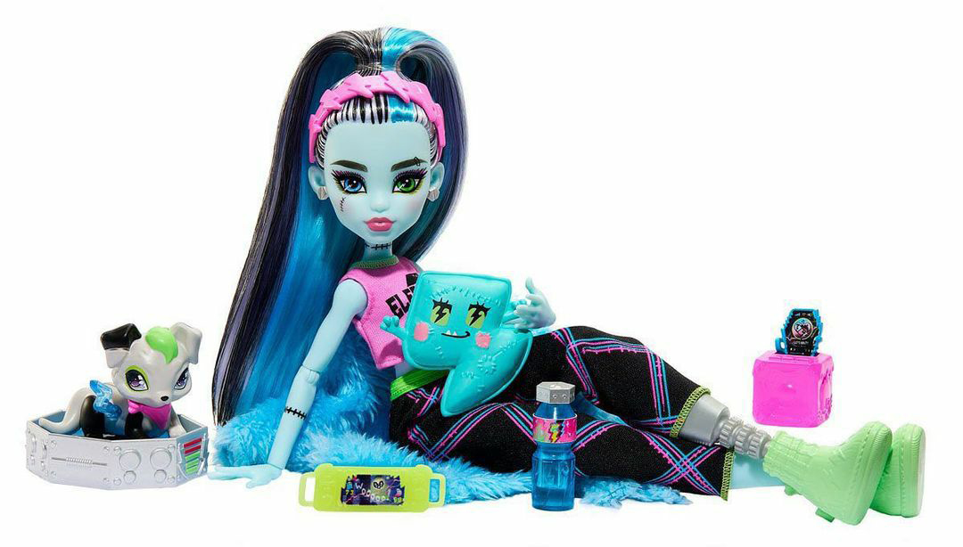 Monster High Creepover Party dolls Twyla, Draculaura, Clawdeen and ...