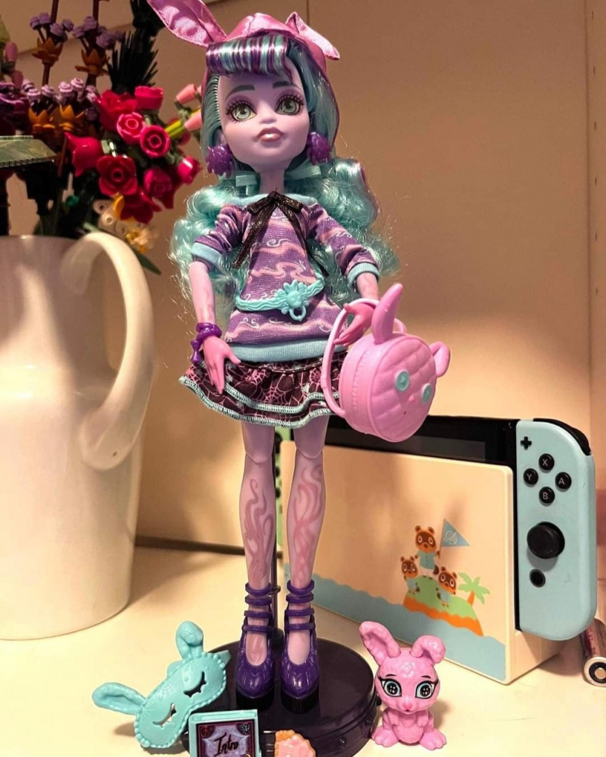 Love.Monster High - SPOOKY TIME E G3! Outubro, o mês do Halloween, traz  também o início oficial da terceira geração de Monster High. As bonecas já  estão à venda nos EUA! 👀