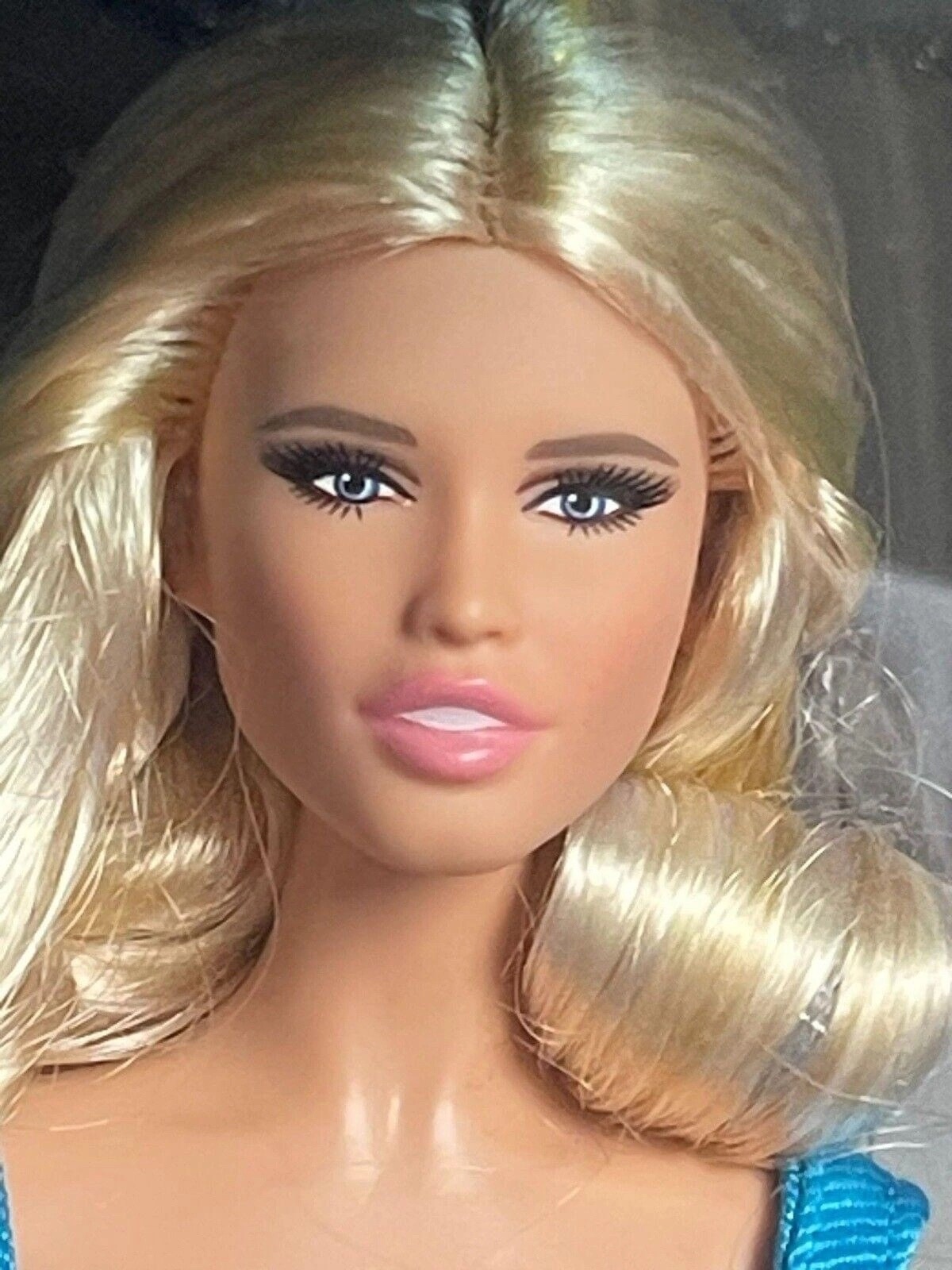 Barbie dévoile une poupée à l'effigie de Claudia Schiffer en Versace