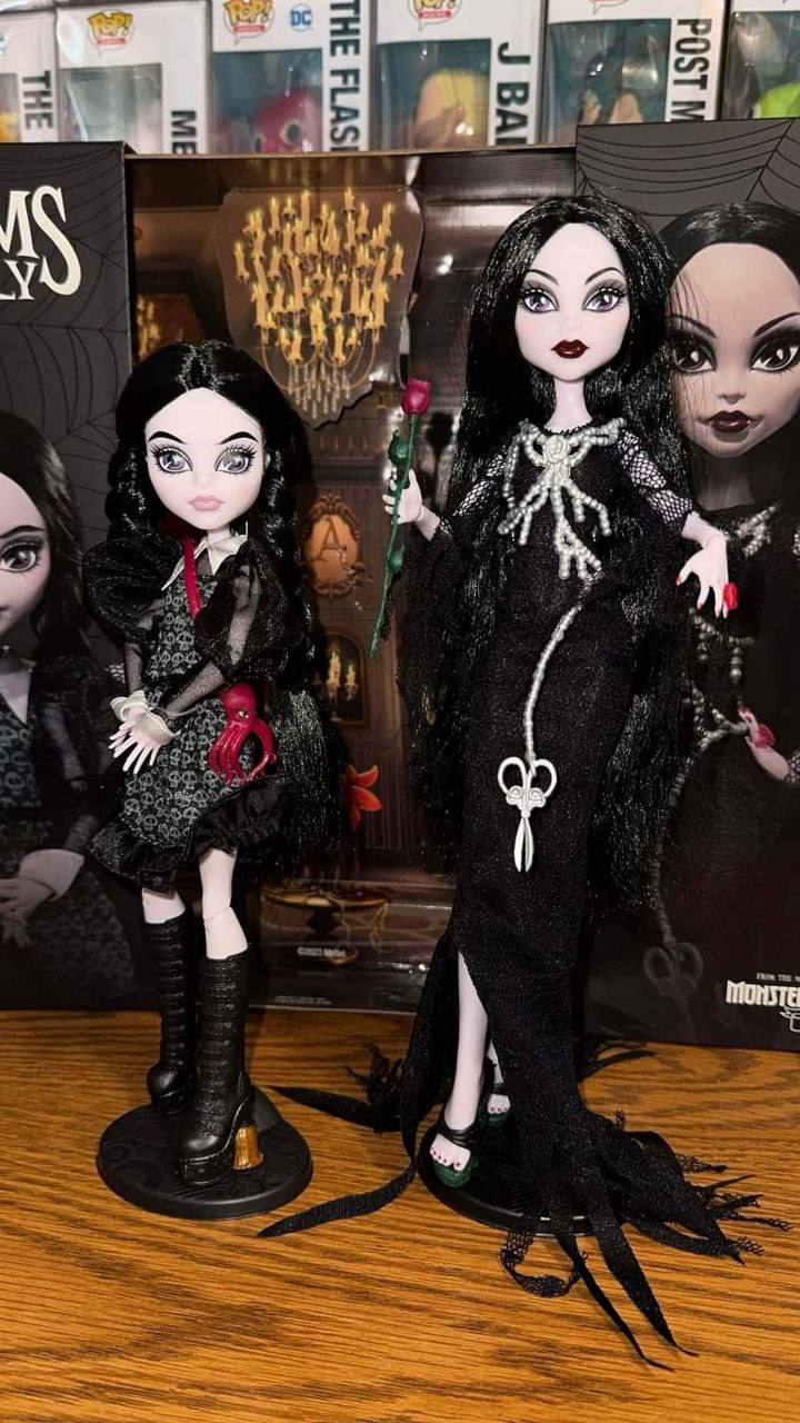 Monster High Skullector Addams Family 2-pack dolls Wednesday and Morticia Addams in real life photos
