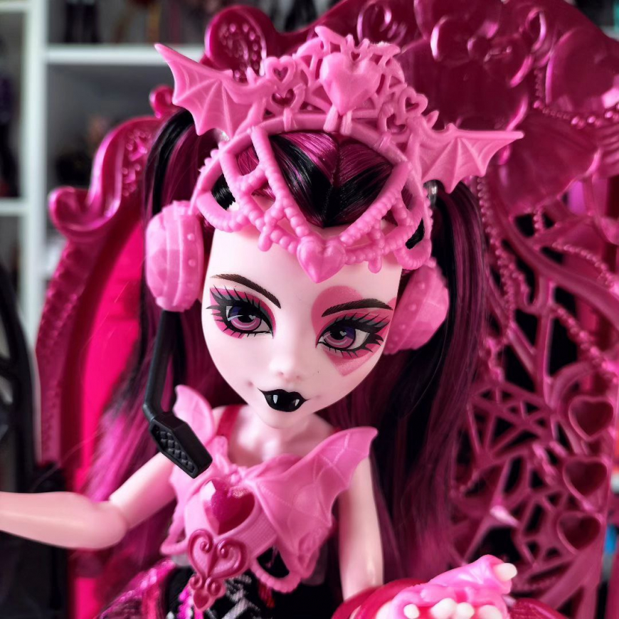 Monster High Skulltimate Secrets series 4 Monster Mysteries Draculaura's doll details photos