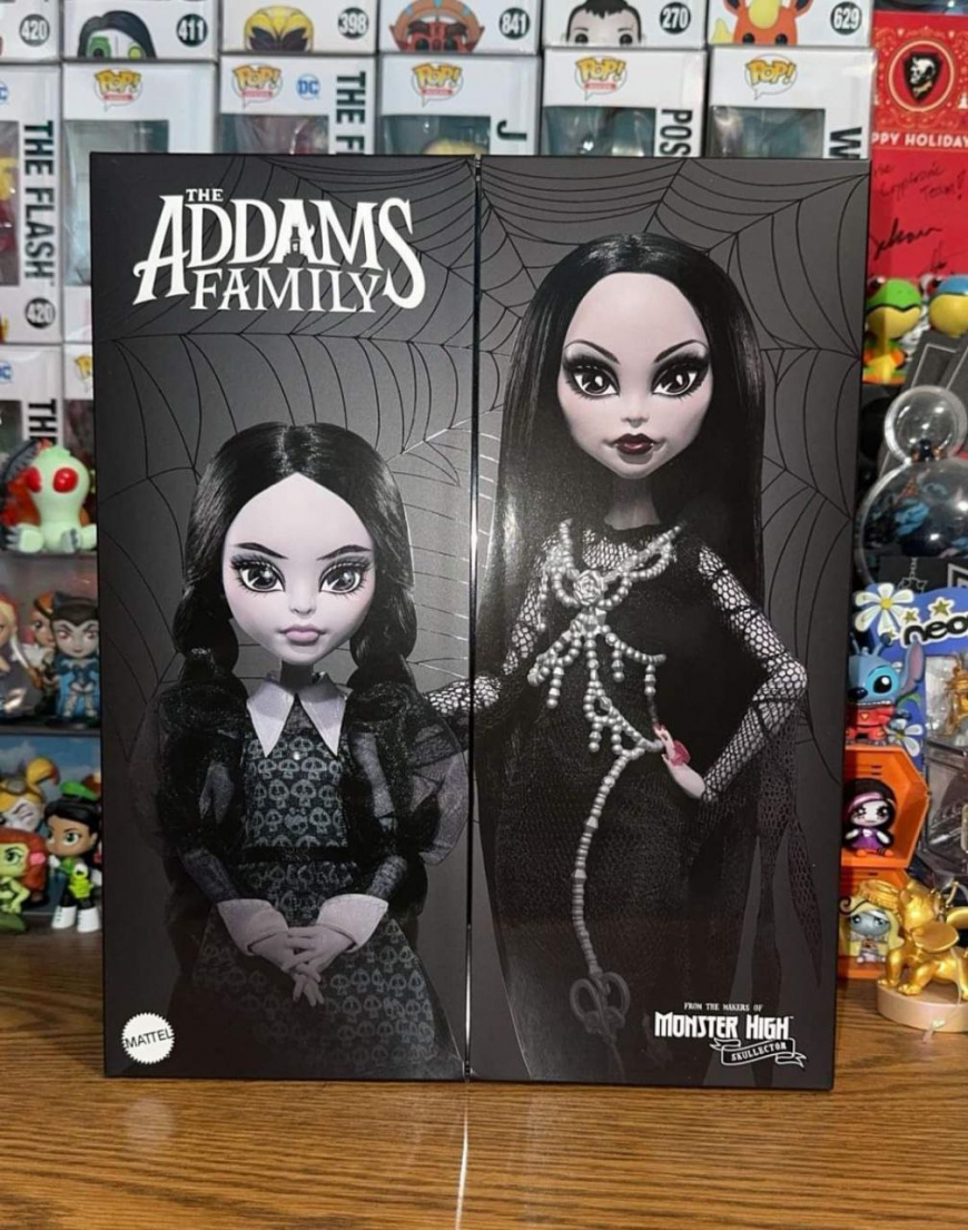 Monster High Skullector Addams Family 2-pack dolls Wednesday and Morticia Addams in real life photos