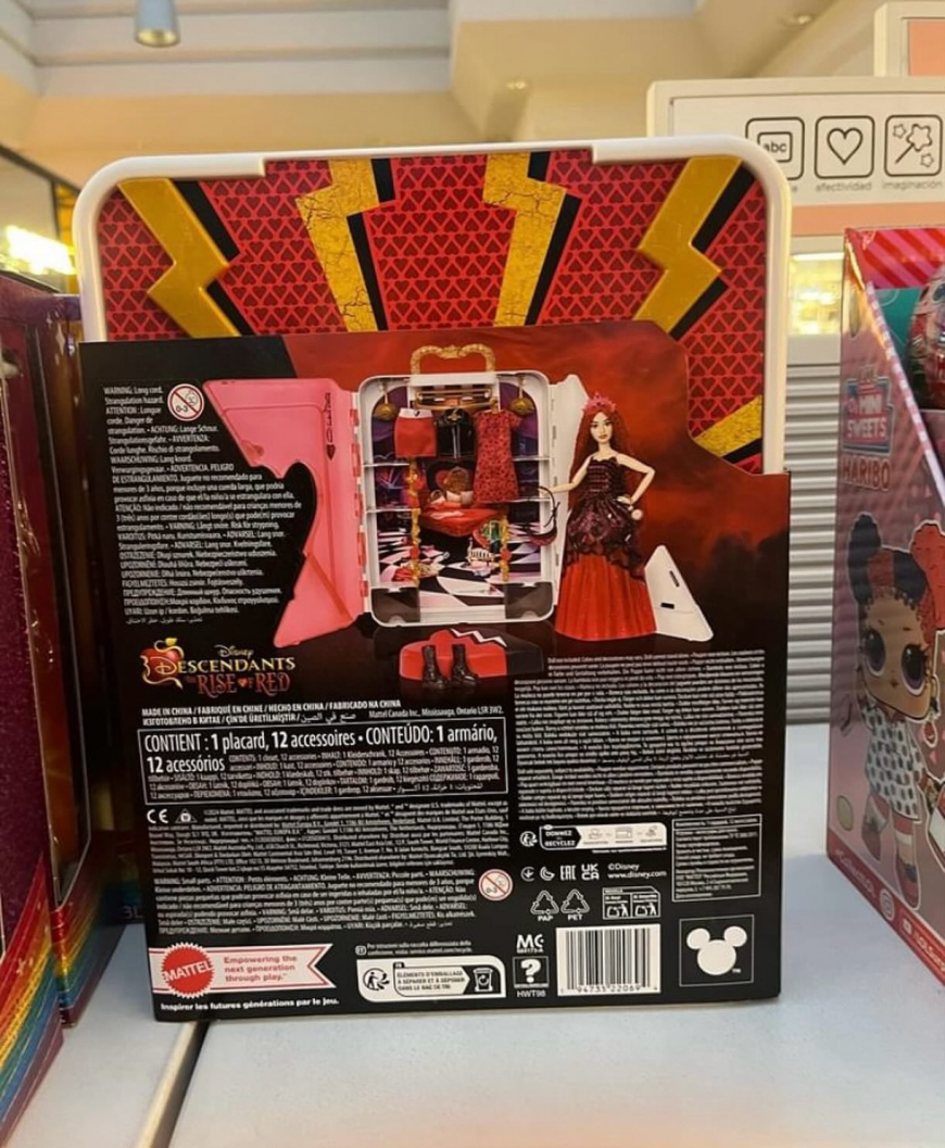 First look at Red's Rise and Rebel Closet playset with fashions