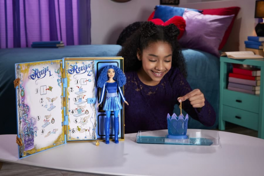 The Rise Of Red - The Sorcerer's Cookbook surprise reveal Chloe doll