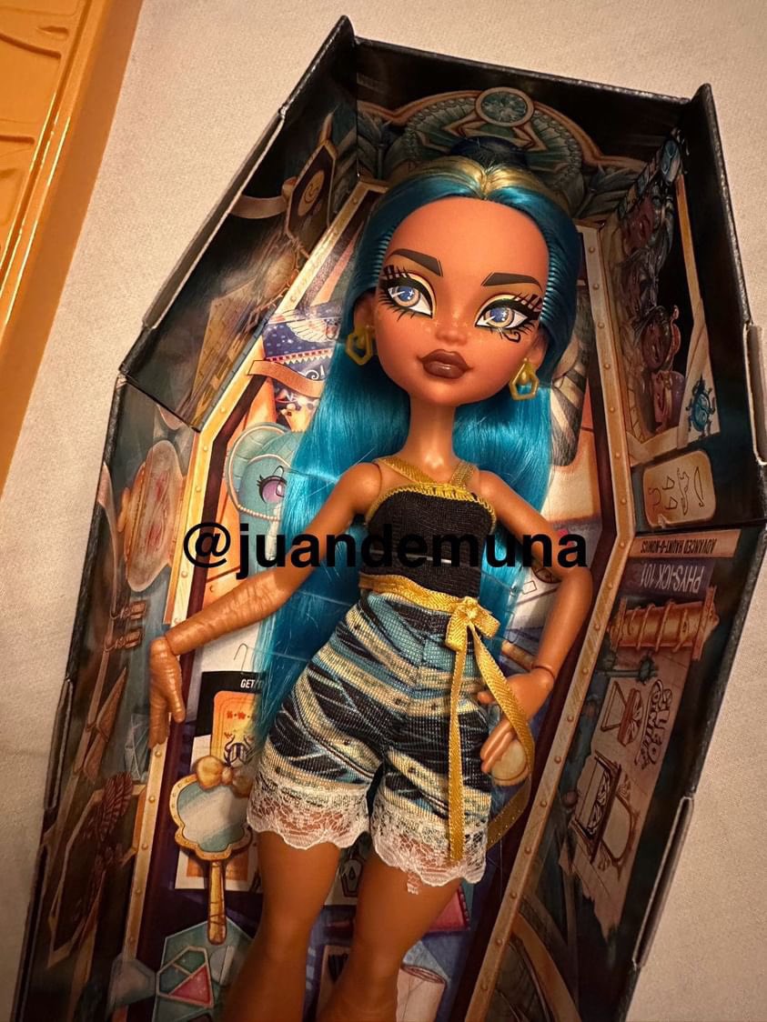 In real life photos of Buried Secrets Clawdeen and Cleo dolls from @juandemuna