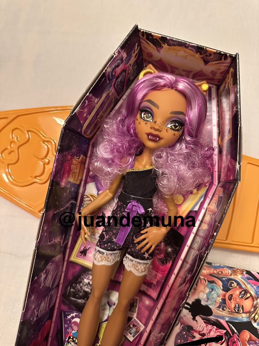 In real life photos of Buried Secrets Clawdeen and Cleo dolls from @juandemuna