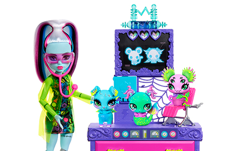 Monster High Make-A-Monster Pet Playset with Frankie Stein Doll